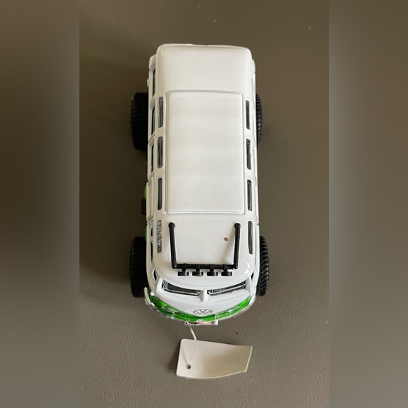 Maisto Volkswagen VW Lifted Van Samba 1/40 Model Green and White 4x4 - Picture 7 of 8